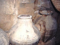 [Translate to English:] Storage jars in a Bayt al Qafl